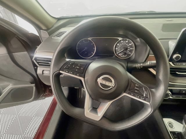 Used 2025 Nissan Altima 2.5 SV FWD image 12