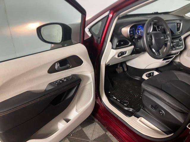 Used 2017 Chrysler Pacifica Touring FWD image 8