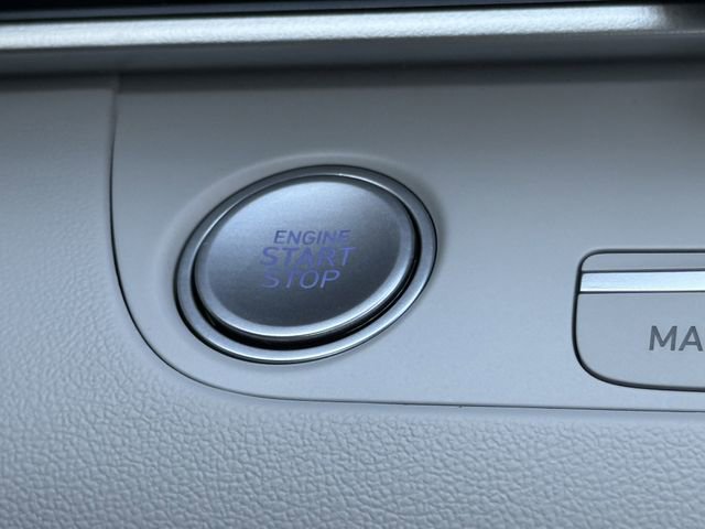 Used 2025 Hyundai Elantra Limited FWD image 21