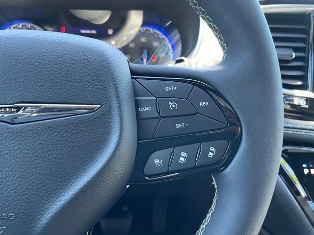 Used 2025 Chrysler Pacifica Limited AWD/4WD image 16