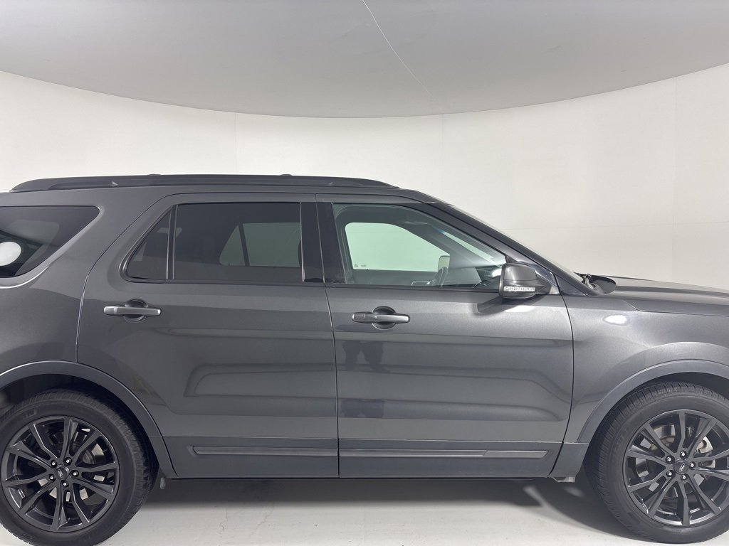 Used 2017 Ford Explorer XLT w/ Equipment Group 202A image 5