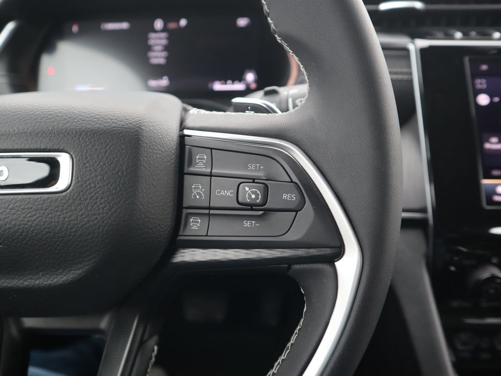 Used 2025 Jeep Grand Cherokee L Laredo image 23