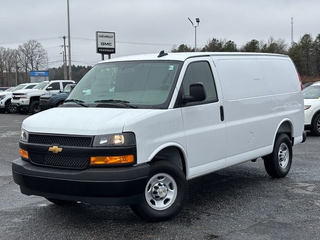 New 2025 Chevrolet Express 3500 w/ Driver Convenience Package RWD video 2