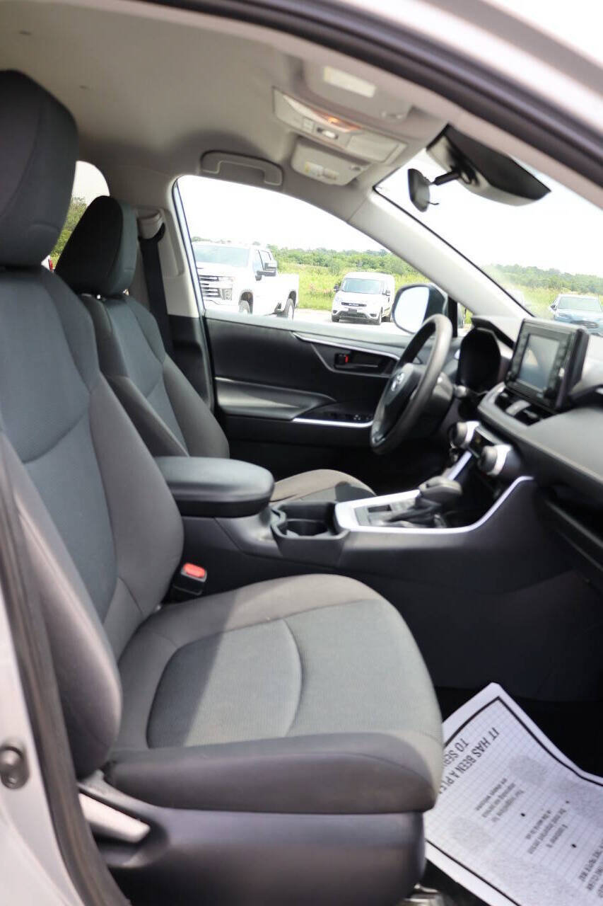 Used 2020 Toyota RAV4 LE AWD/4WD image 15