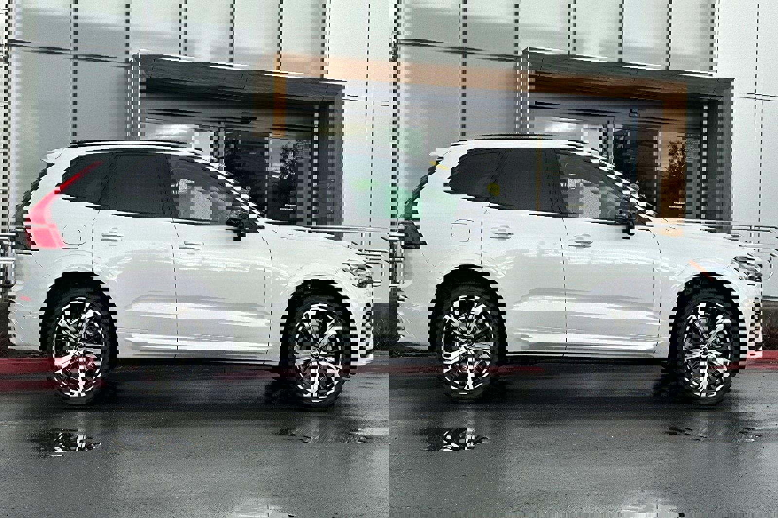 Certified 2025 Volvo XC60 T8 Ultra w/ Protection Package Premier image 9