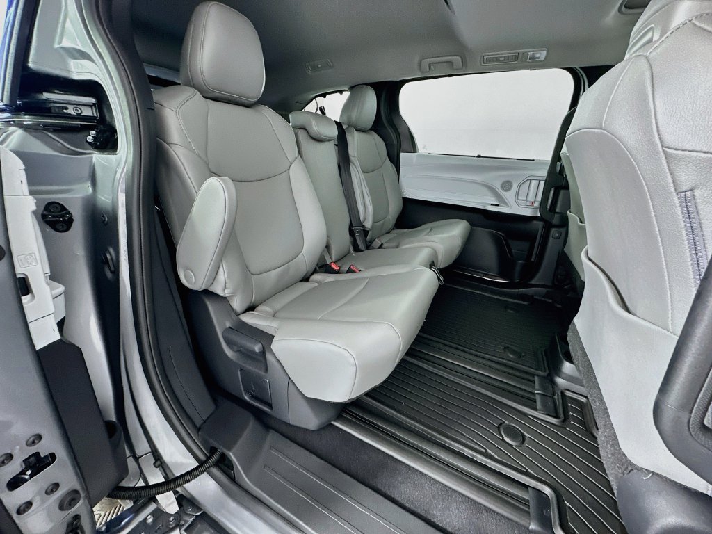 Used 2026 Toyota Sienna XLE FWD image 27