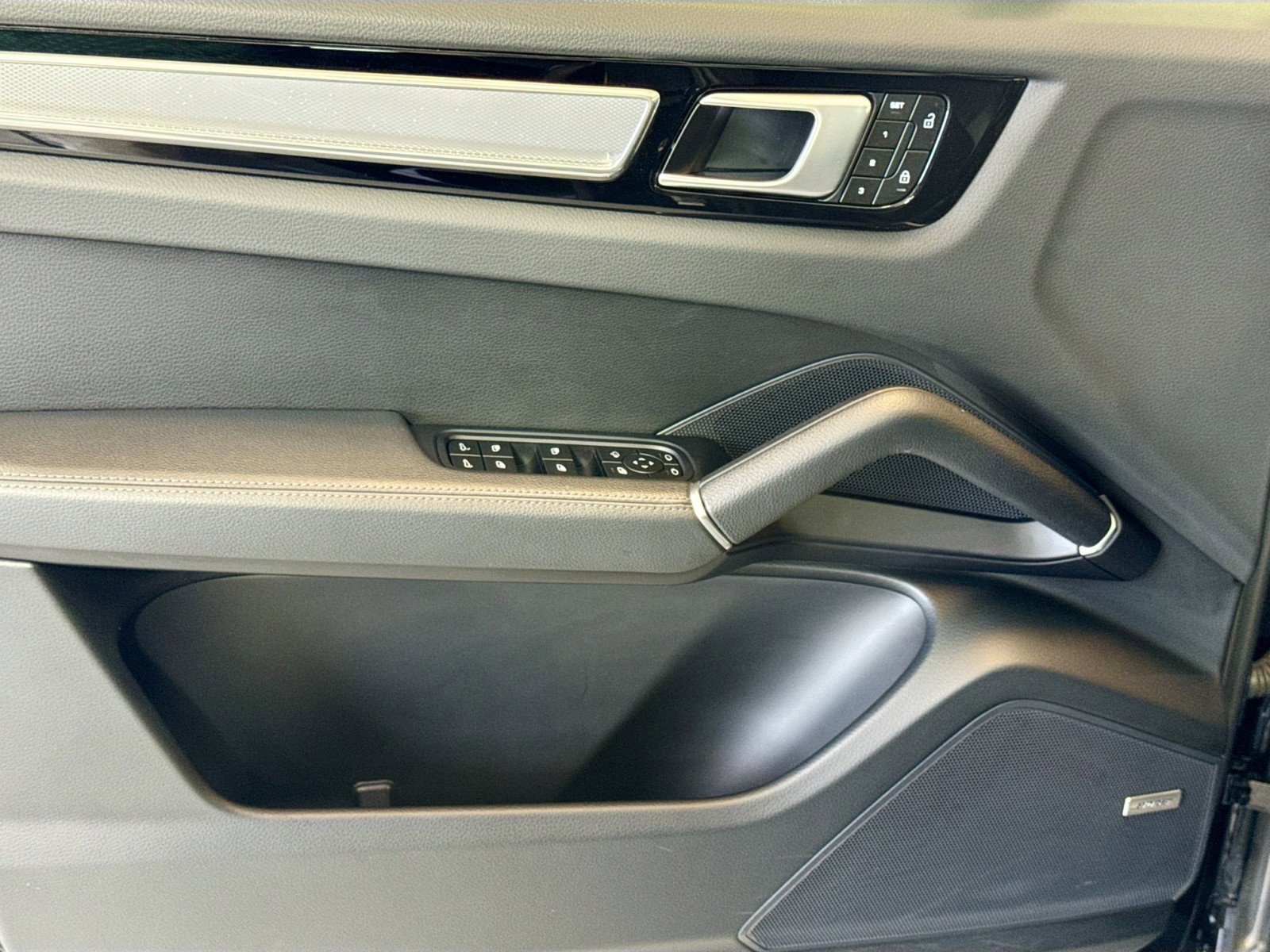 Used 2023 Porsche Cayenne Platinum Edition image 11