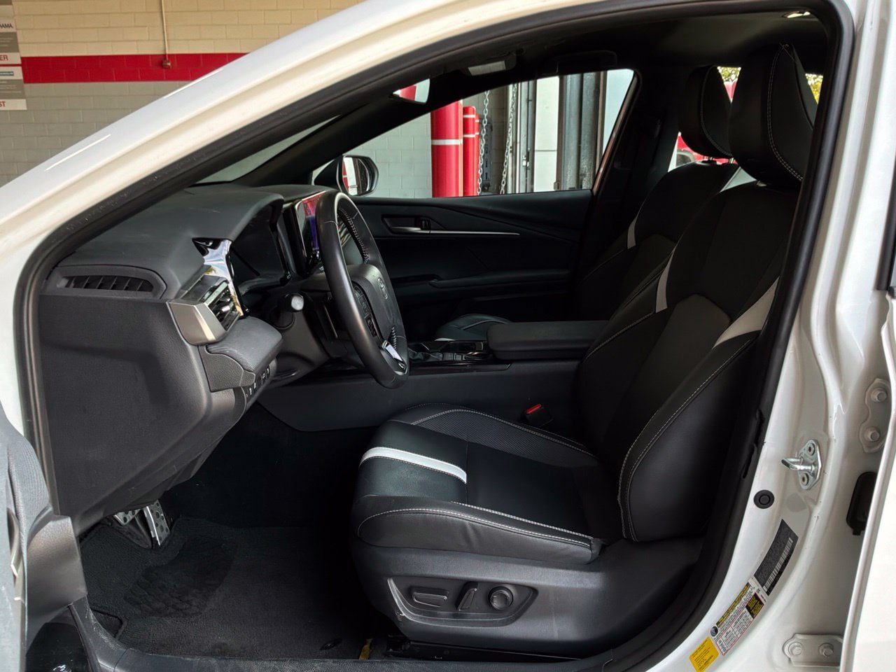 Used 2025 Toyota Camry SE w/ Convenience Package FWD image 10
