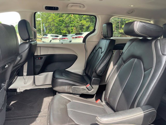 Used 2023 Chrysler Pacifica Touring-L FWD image 11