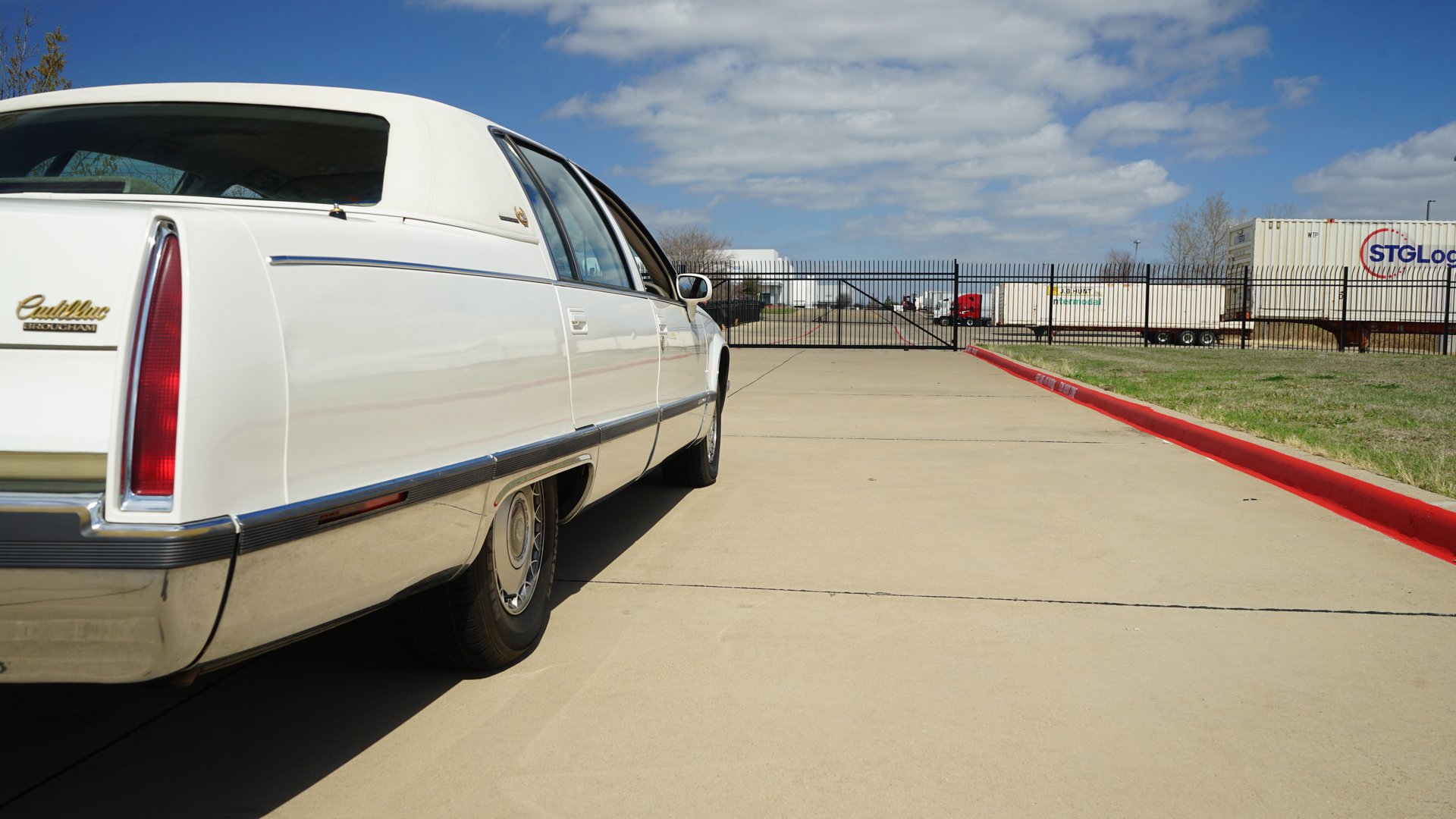Used 1993 Cadillac Fleetwood Sedan RWD image 31