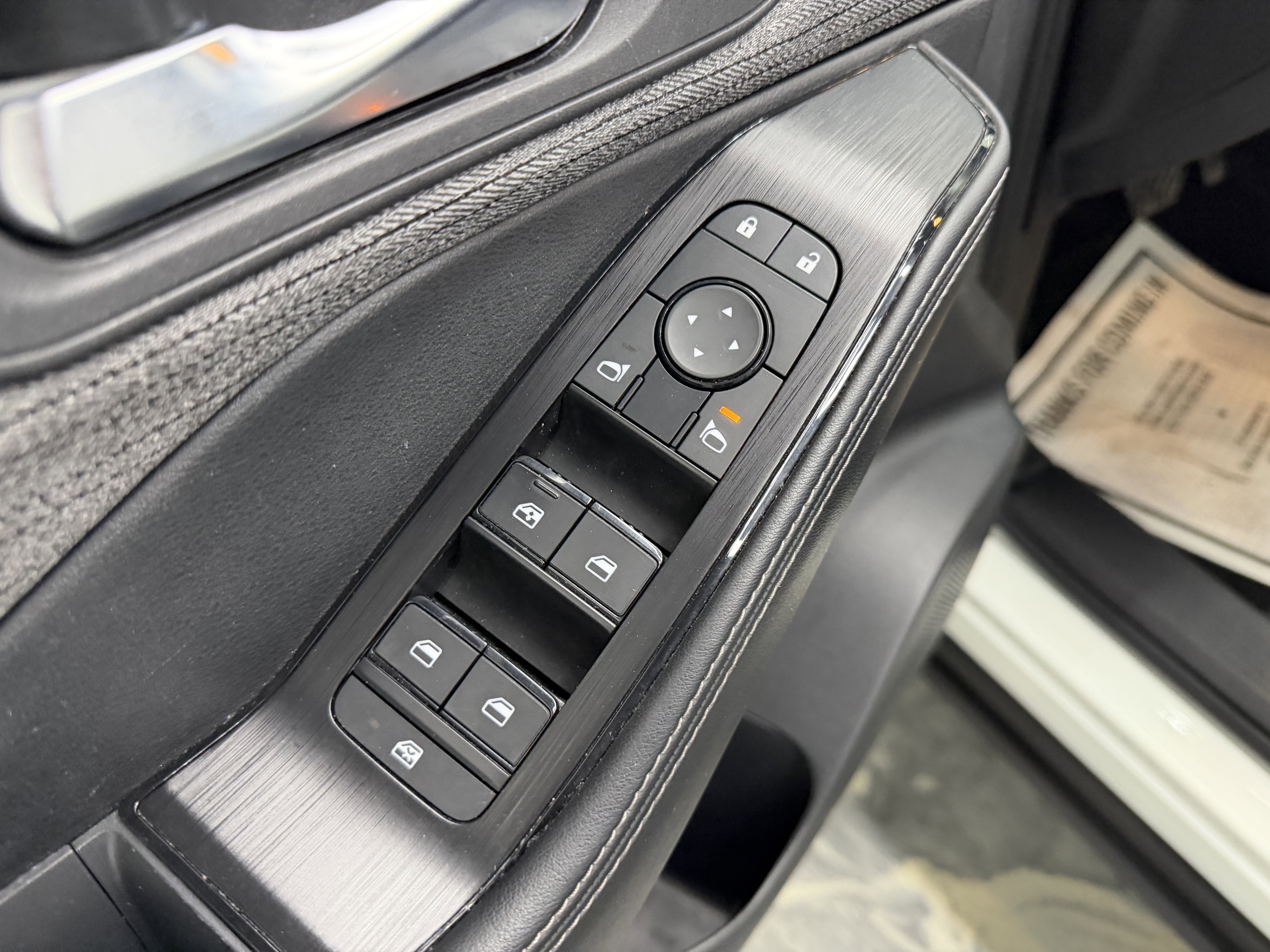 Used 2023 Nissan Rogue SV image 13