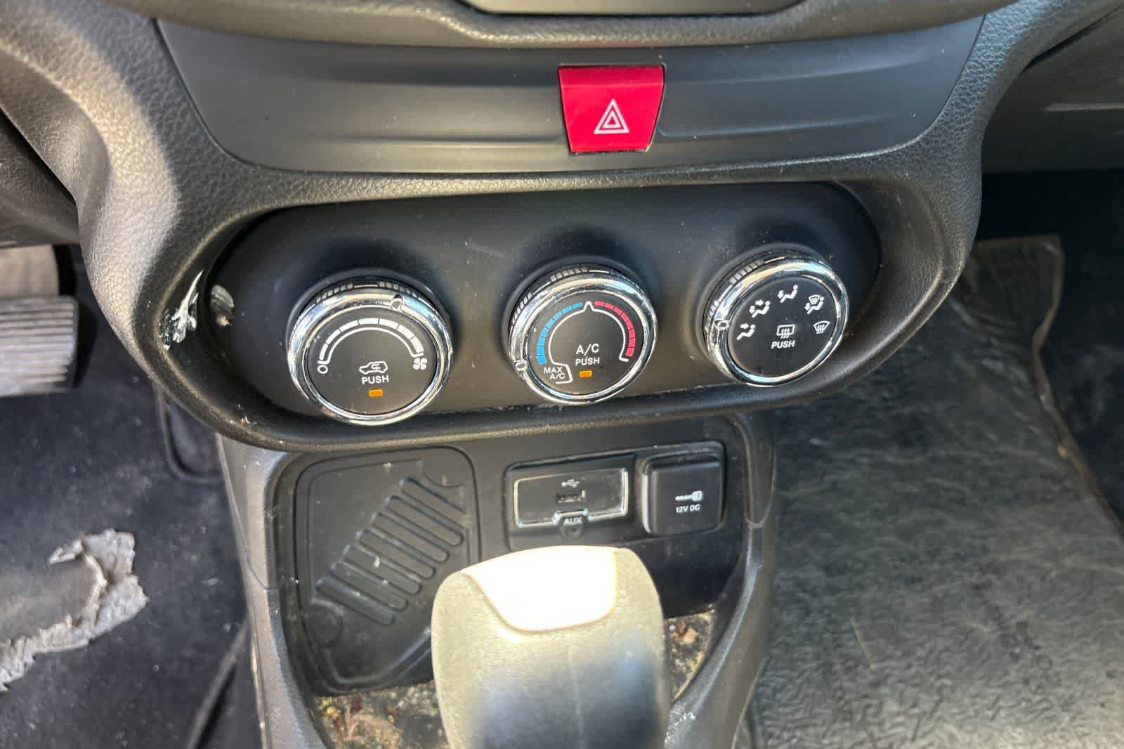 Used 2017 Jeep Renegade Latitude FWD image 21