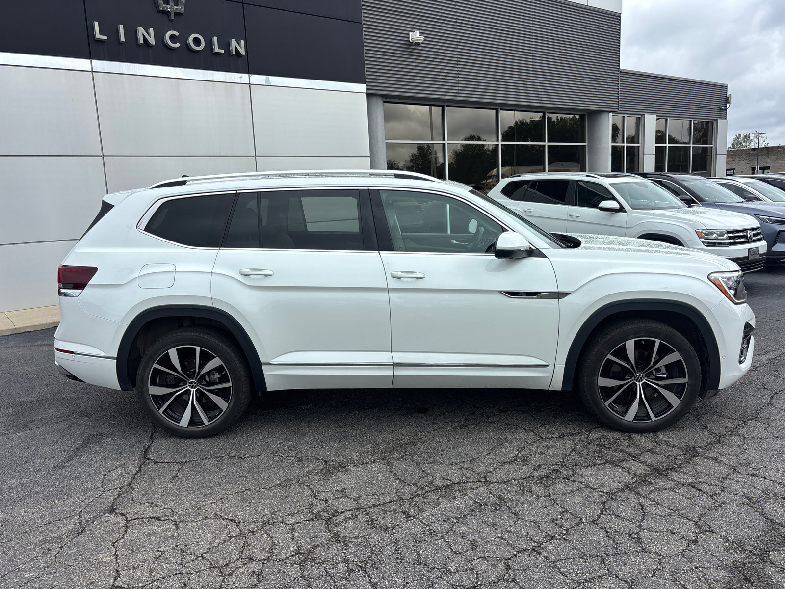 Used 2025 Volkswagen Atlas SEL Premium R-Line AWD/4WD image 8
