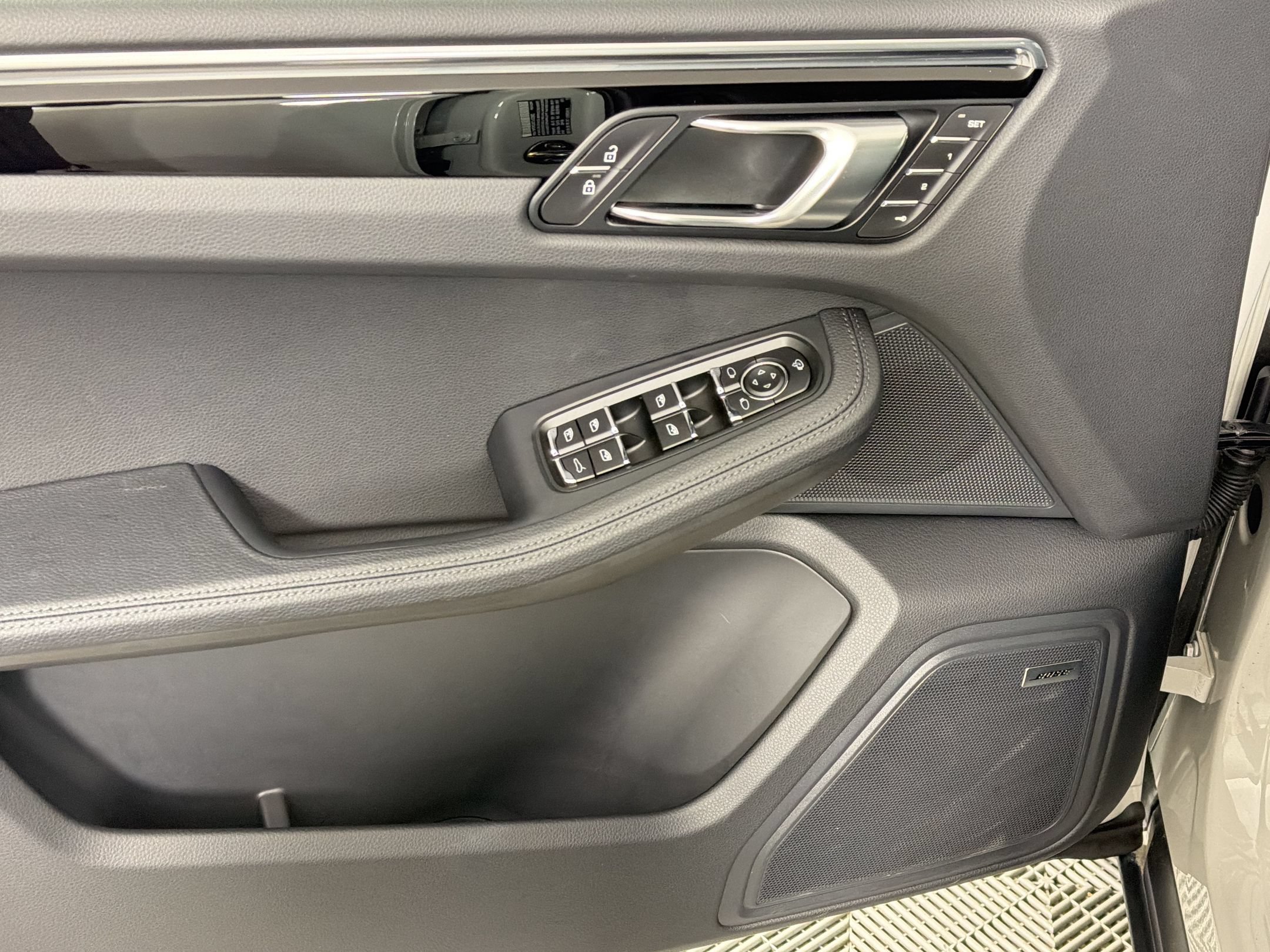 Certified 2025 Porsche Macan AWD/4WD image 15