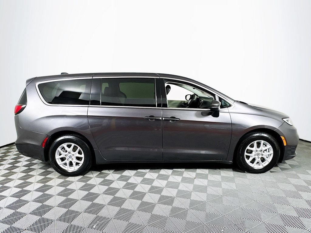Used 2023 Chrysler Pacifica Touring-L FWD image 8