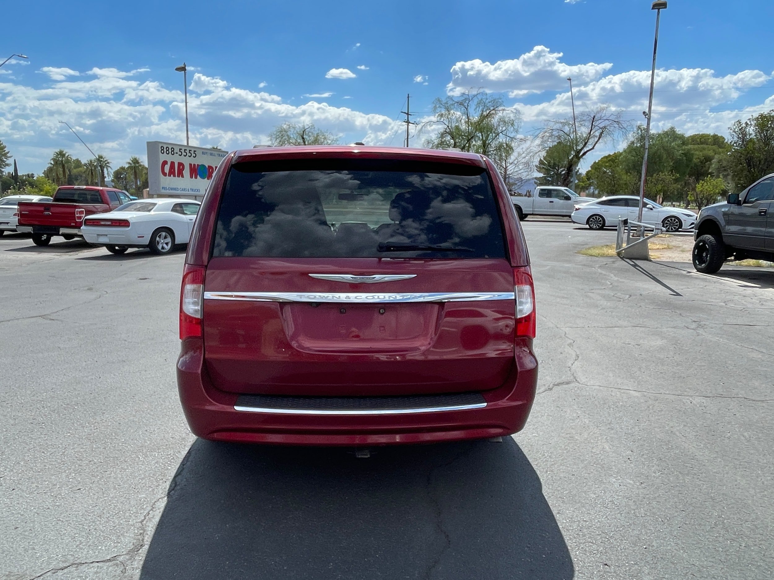 Used 2012 Chrysler Town & Country Touring w/ Entertainment Group #1 FWD image 4