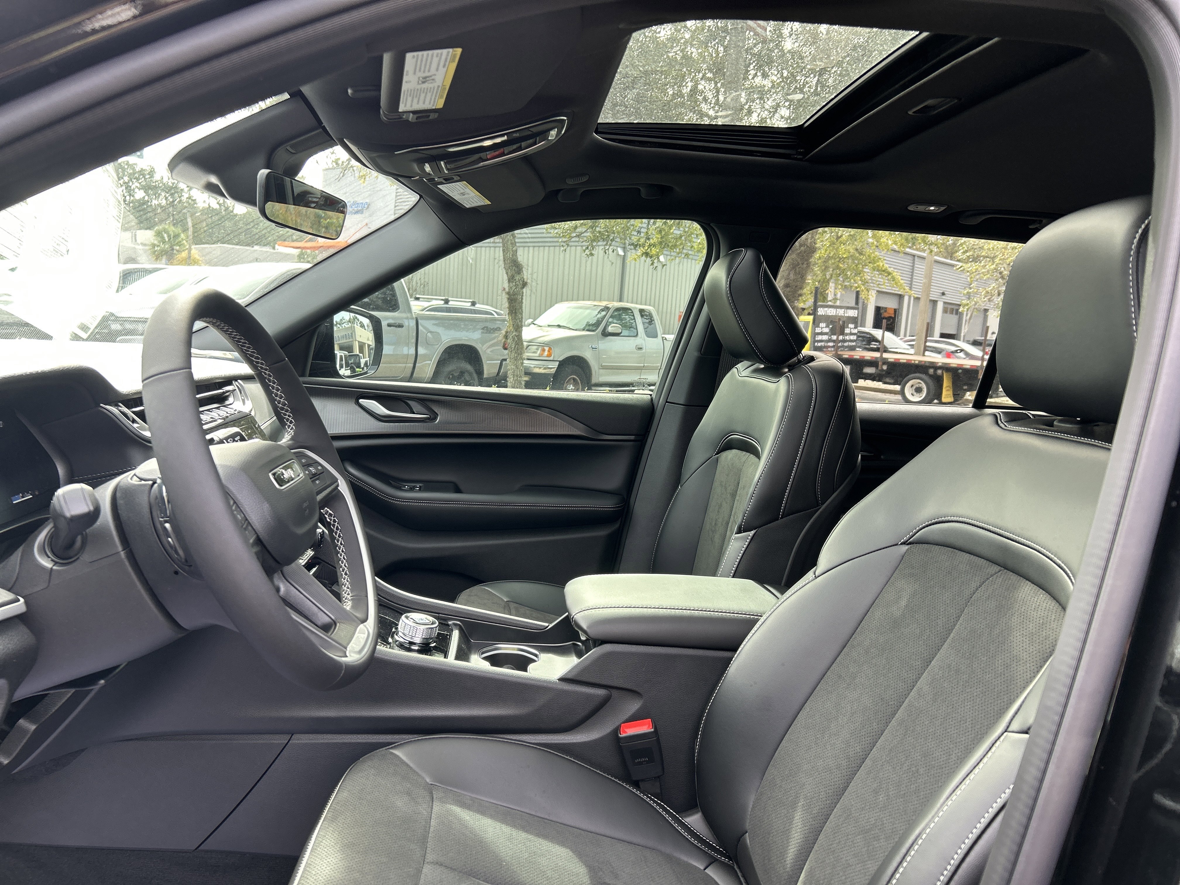 New 2025 Jeep Grand Cherokee Altitude image 14