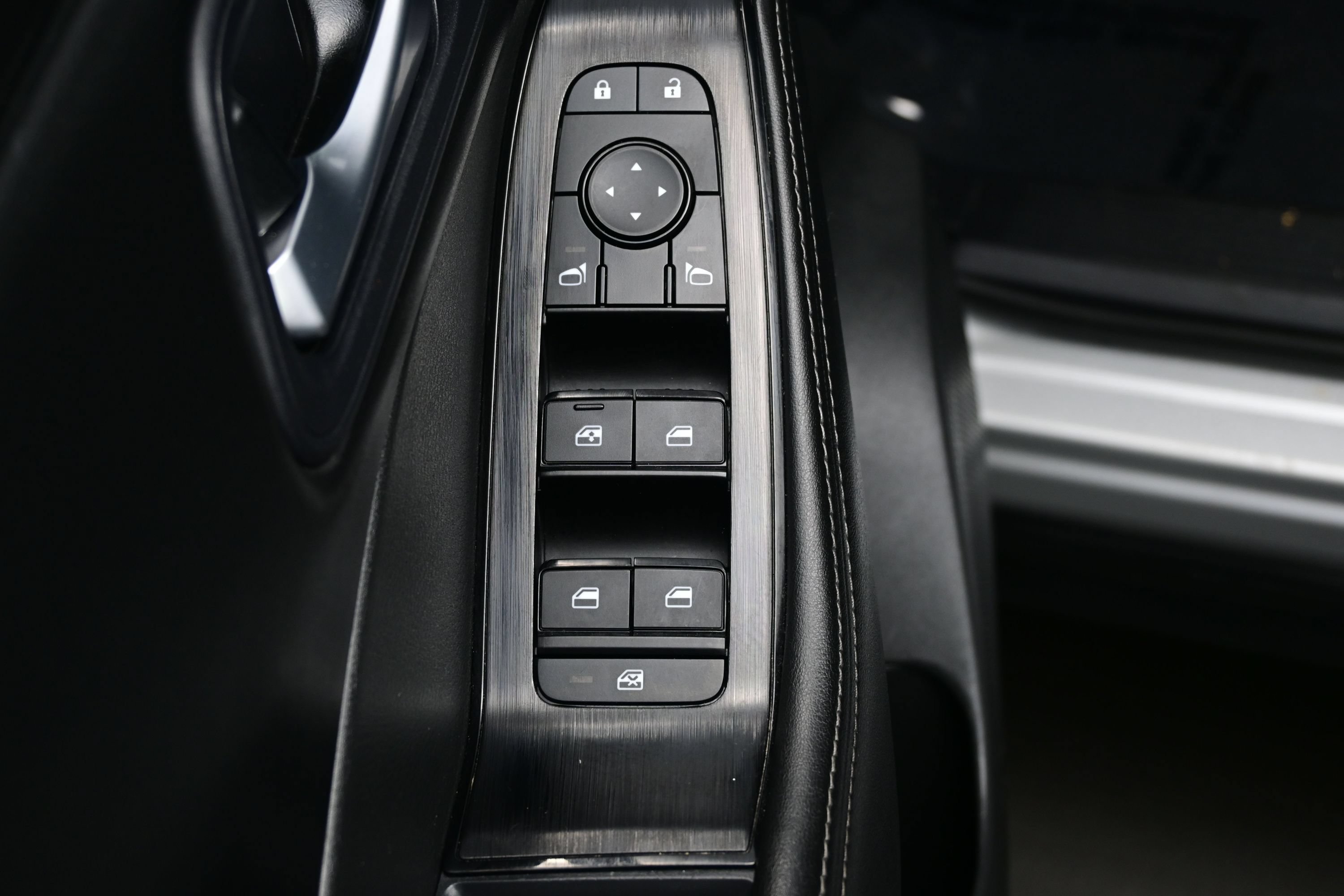 Used 2024 Nissan Rogue SV FWD image 10