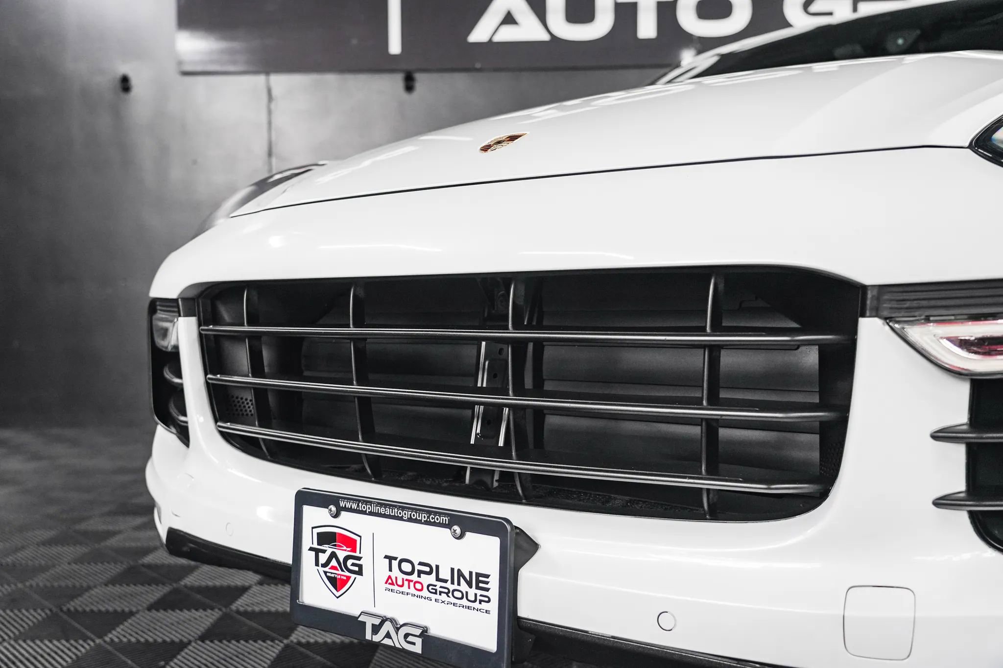 Used 2015 Porsche Cayenne Turbo image 4