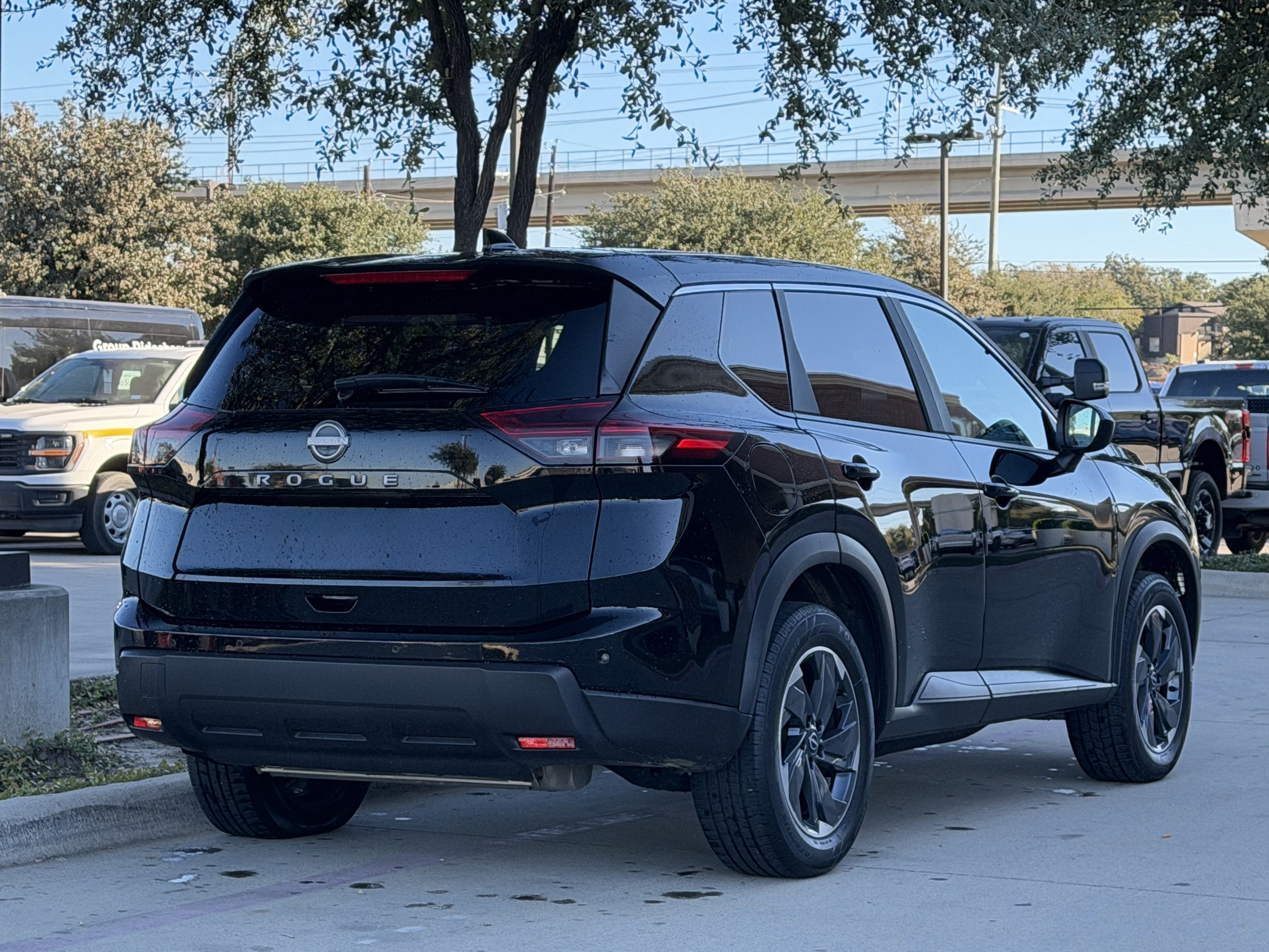 Used 2025 Nissan Rogue SV FWD image 4
