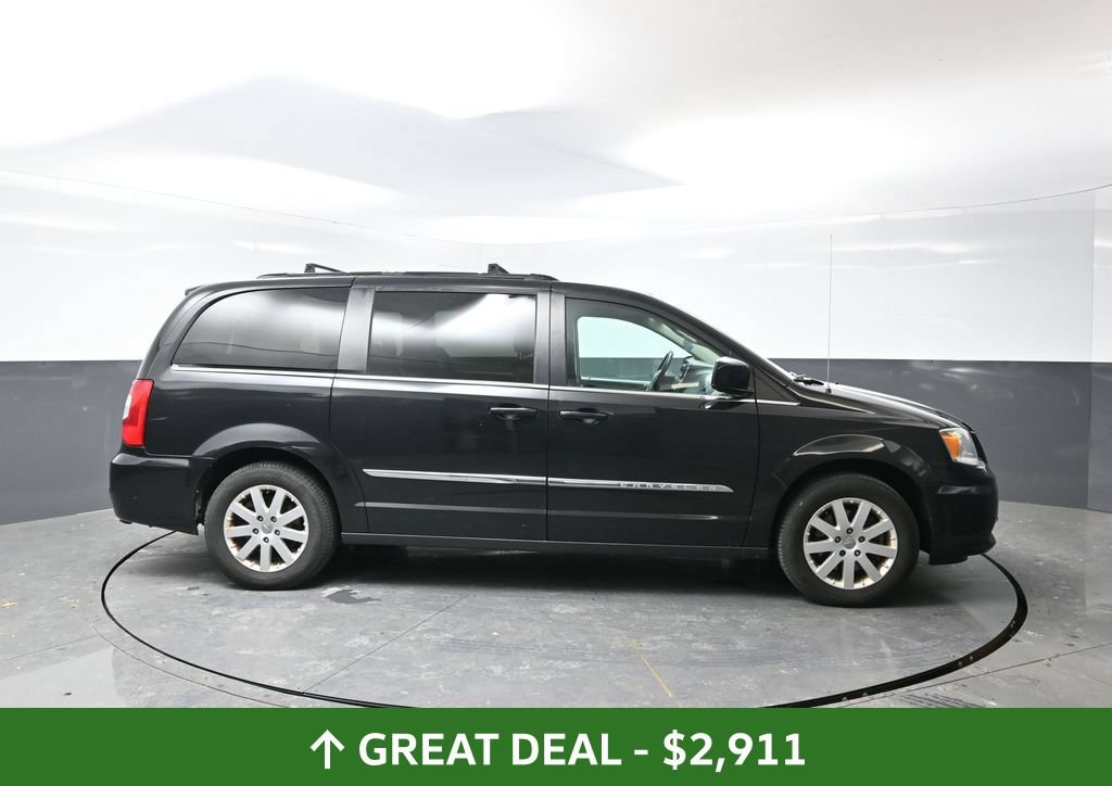 Used 2016 Chrysler Town & Country Touring FWD image 2