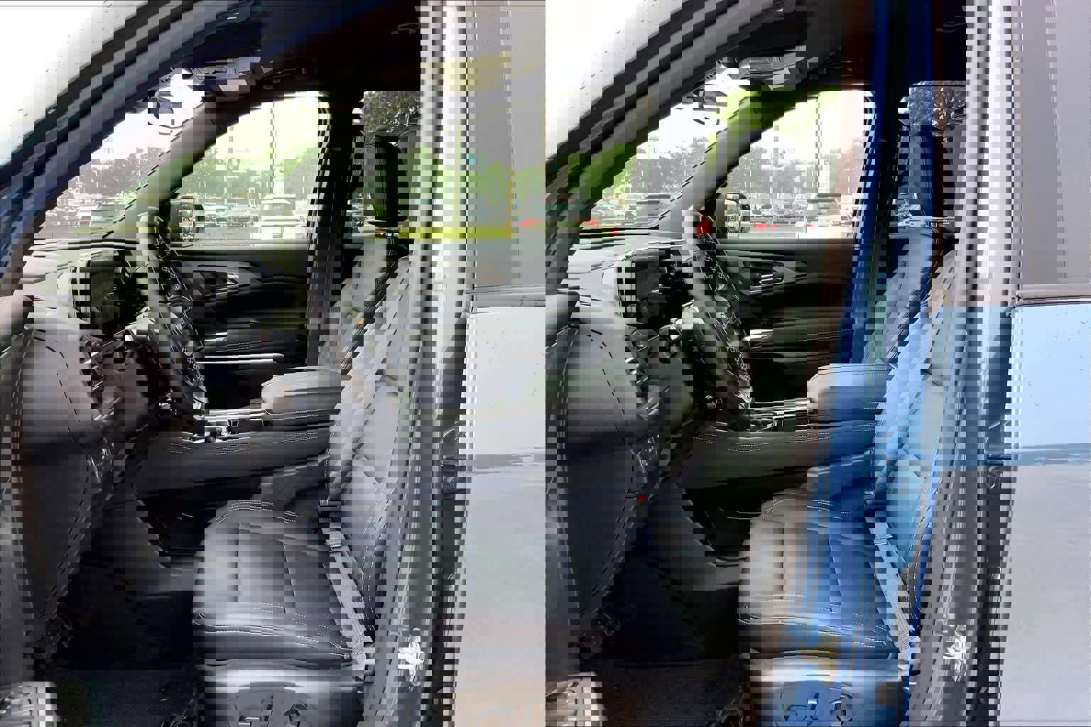 Used 2025 Chevrolet Traverse LT w/ Driver Confidence Package FWD image 8