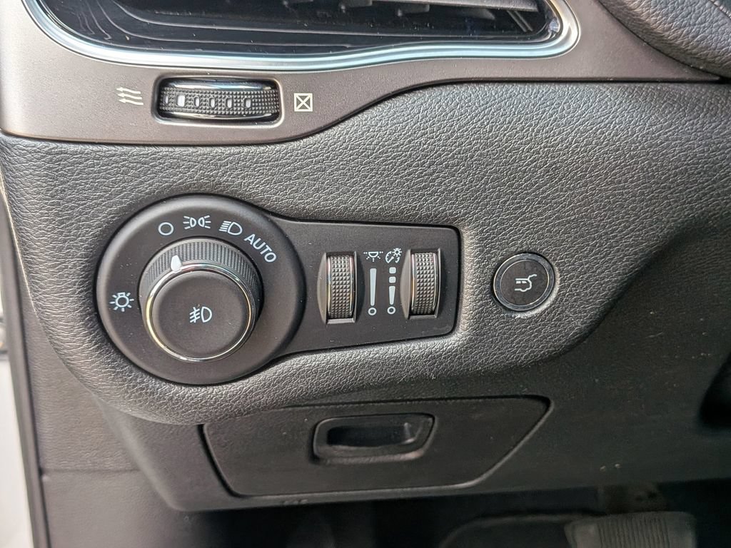 Used 2022 Jeep Cherokee Limited AWD/4WD image 19