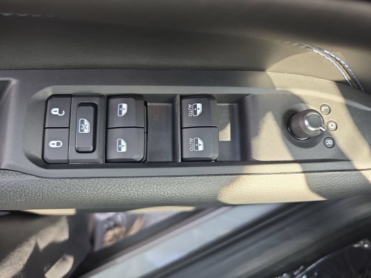 New 2026 Jeep Compass Latitude w/ Sun and Sound Group AWD/4WD image 21