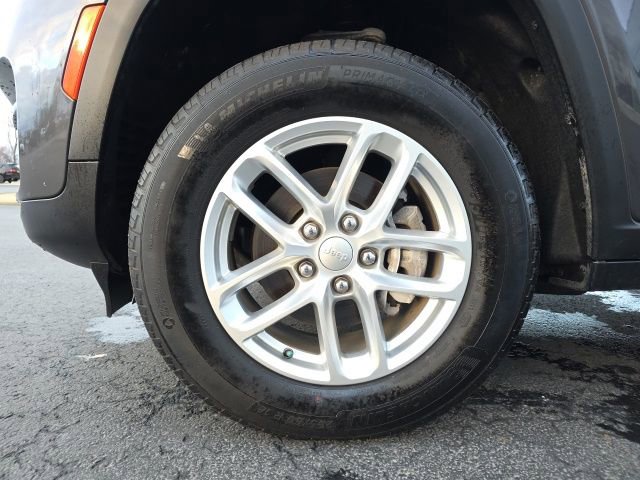Used 2025 Jeep Grand Cherokee Laredo X image 9