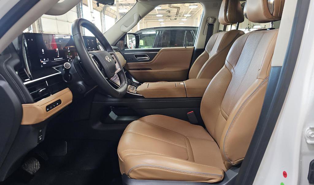 Used 2025 INFINITI QX80 Sensory image 4