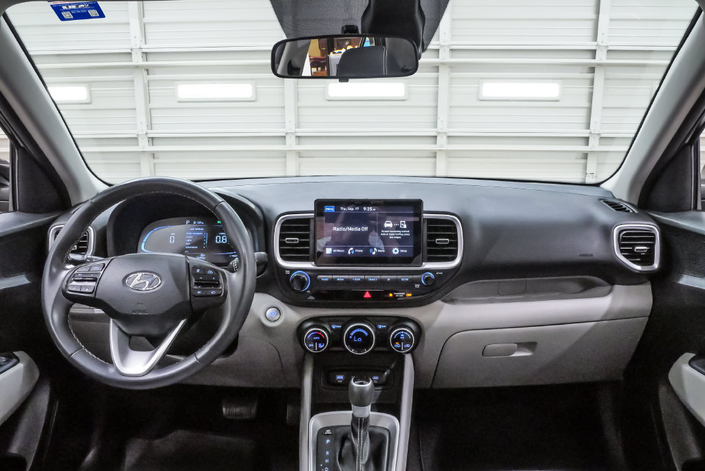 Certified 2024 Hyundai Venue SEL FWD image 16