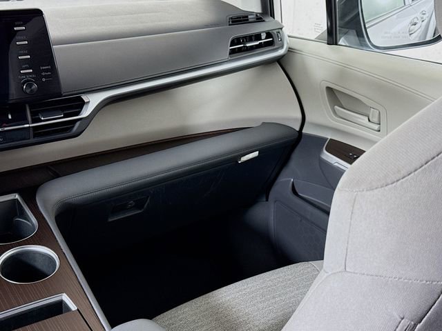 Used 2022 Toyota Sienna LE image 22