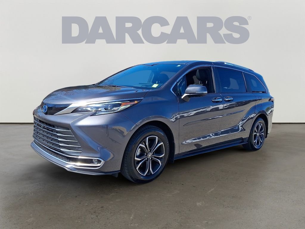 Used 2025 Toyota Sienna Platinum image 3