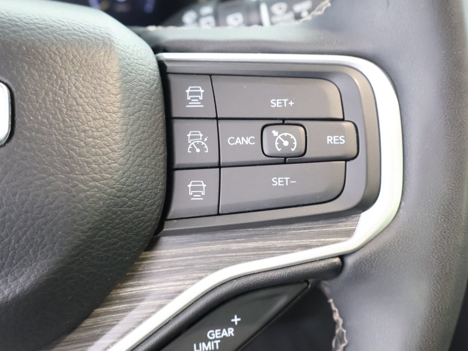 Used 2023 Jeep Wagoneer L Series II AWD/4WD image 31