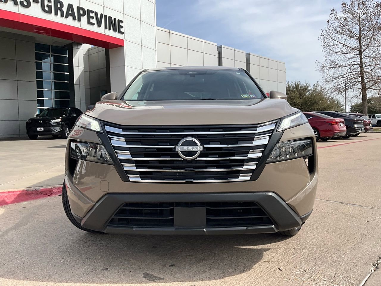 Used 2025 Nissan Rogue SV image 3