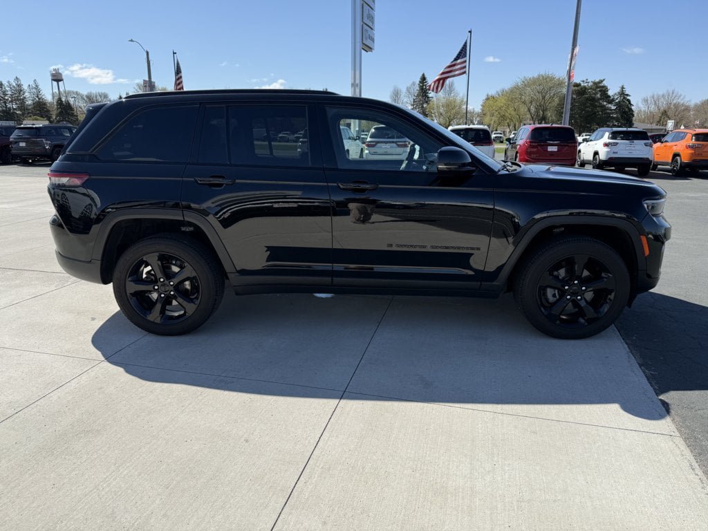 Used 2023 Jeep Grand Cherokee Altitude AWD/4WD image 9