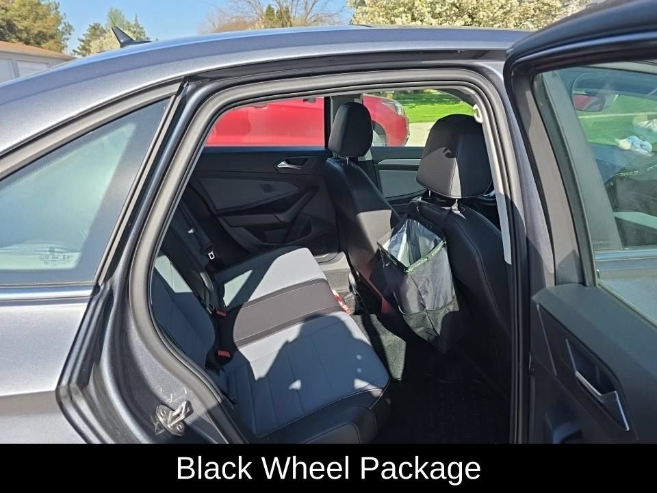Used 2025 Volkswagen Jetta SE w/ Sunroof Package FWD image 7