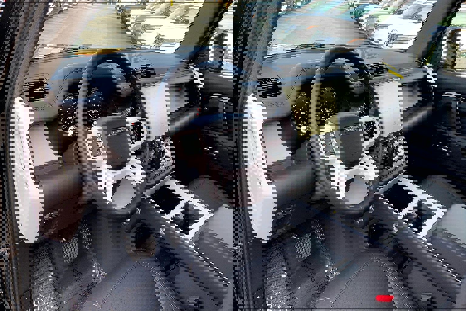 New 2026 Land Rover Defender 130 X-Dynamic SE image 9