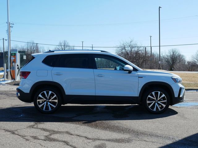 Certified 2023 Volkswagen Taos SE w/ Panoramic Sunroof Package image 8