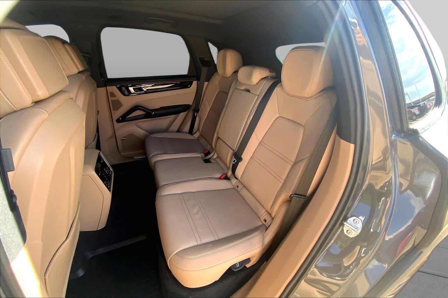 Used 2022 Porsche Cayenne AWD/4WD image 21