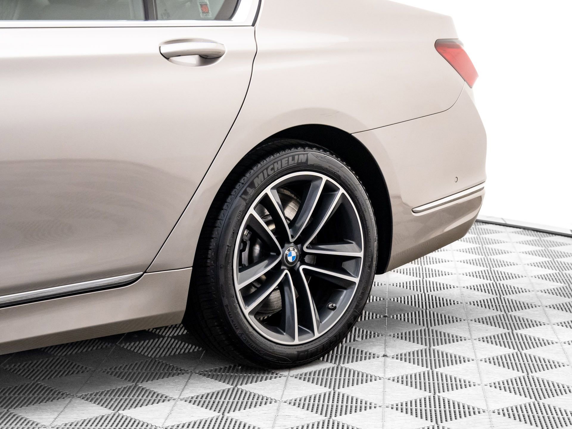 Certified 2022 BMW 750i xDrive w/ Executive Package image 36