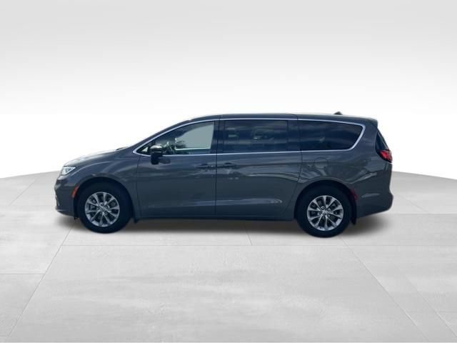 Used 2025 Chrysler Pacifica Select w/ Uconnect Theater Family Group AWD/4WD image 4