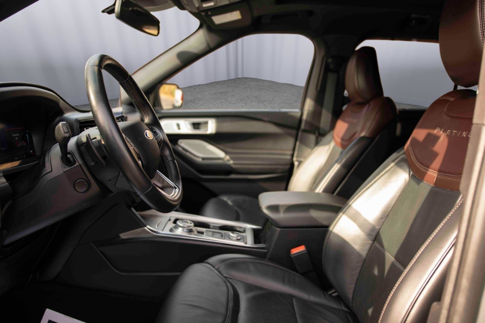 Used 2020 Ford Explorer Platinum w/ Premium Technology Package image 2