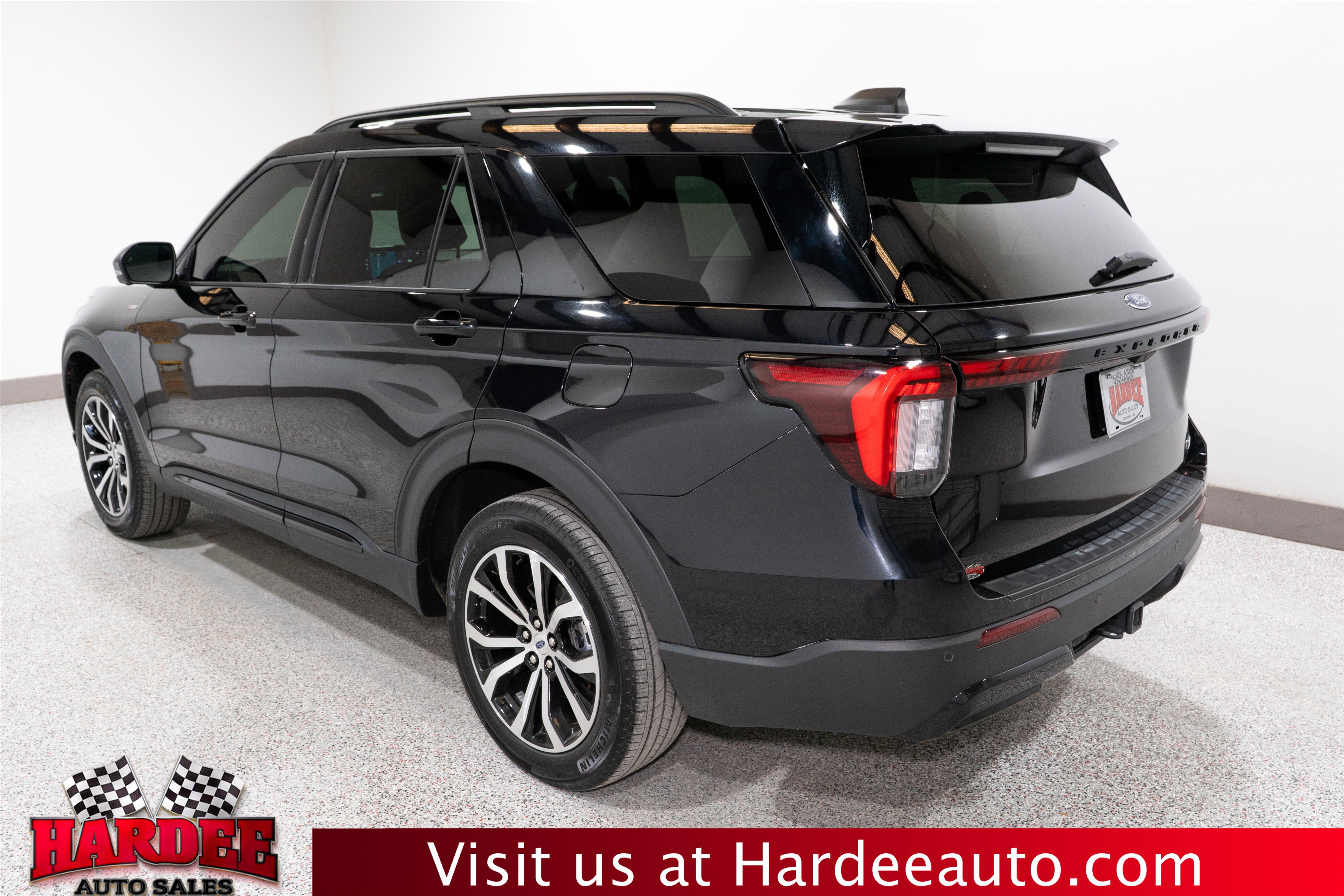 Used 2025 Ford Explorer ST-Line image 3