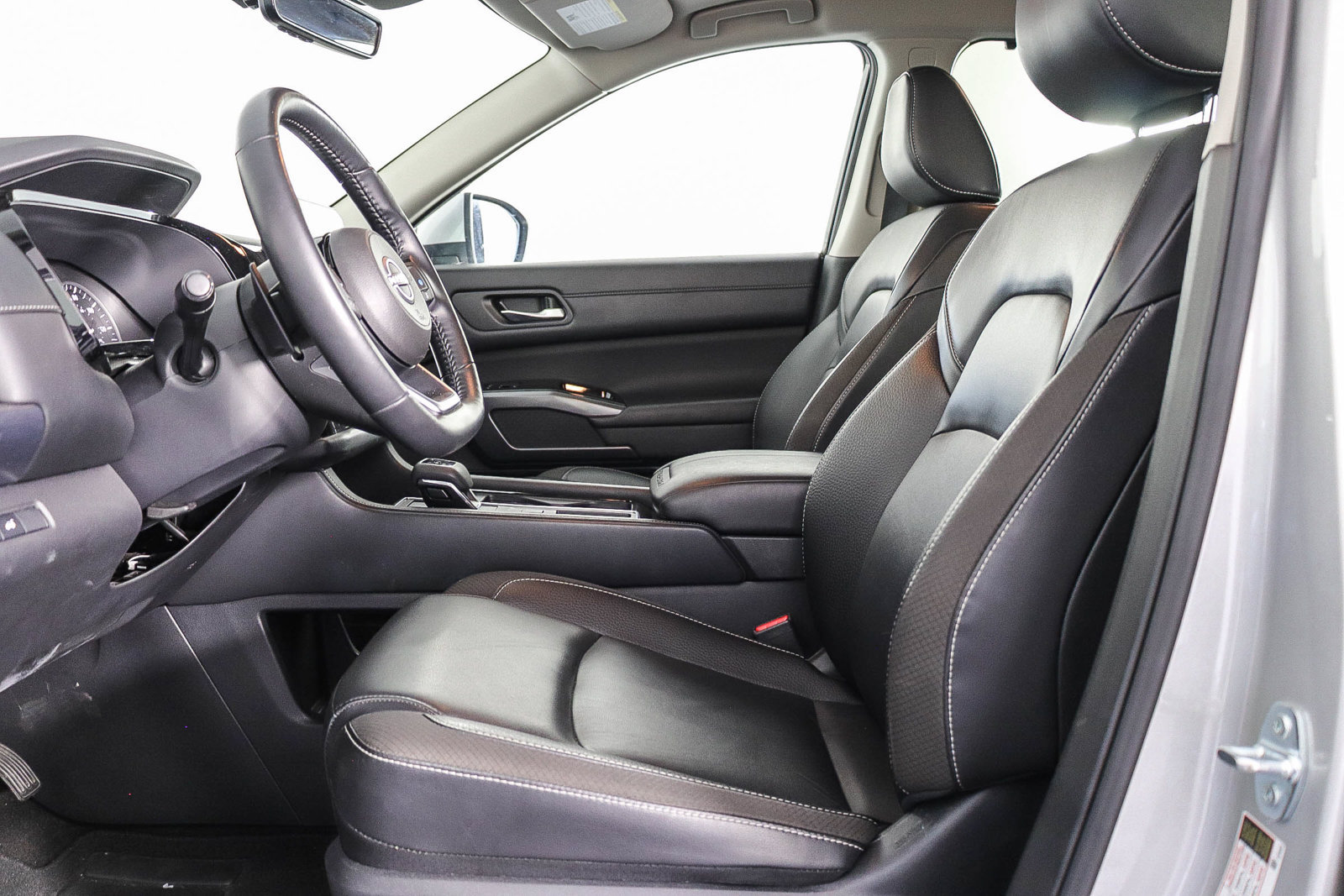Used 2025 Nissan Pathfinder SL FWD image 18