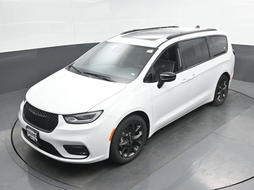 Used 2025 Chrysler Pacifica Limited FWD image 44