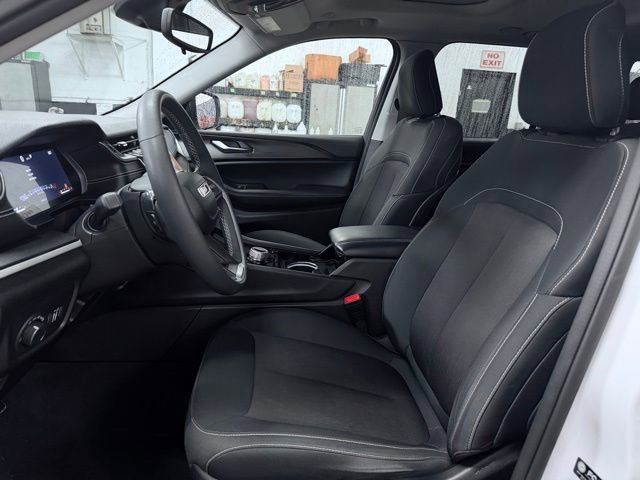 Used 2023 Jeep Grand Cherokee Laredo w/ Luxury Tech Group I AWD/4WD image 16
