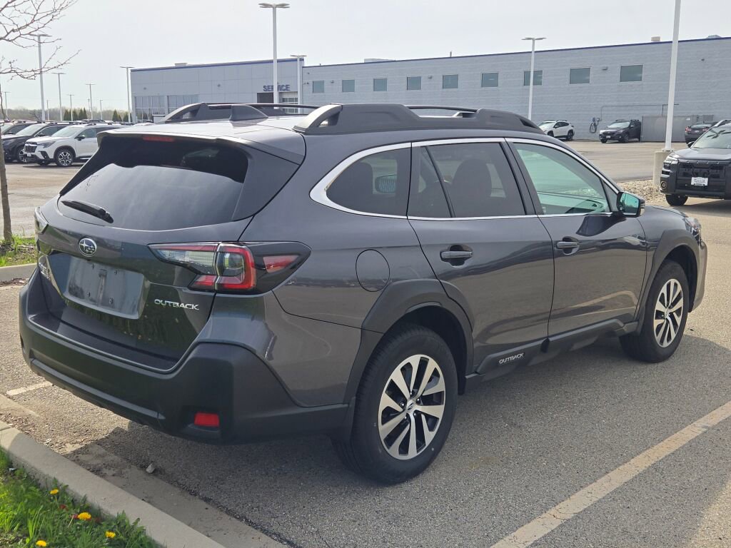 Used 2023 Subaru Outback Premium image 3