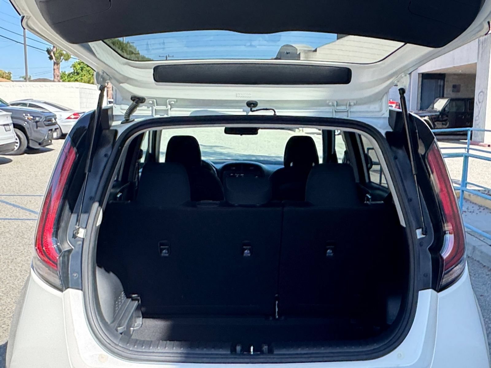 Used 2025 Kia Soul LX w/ LX Technology Package FWD image 29