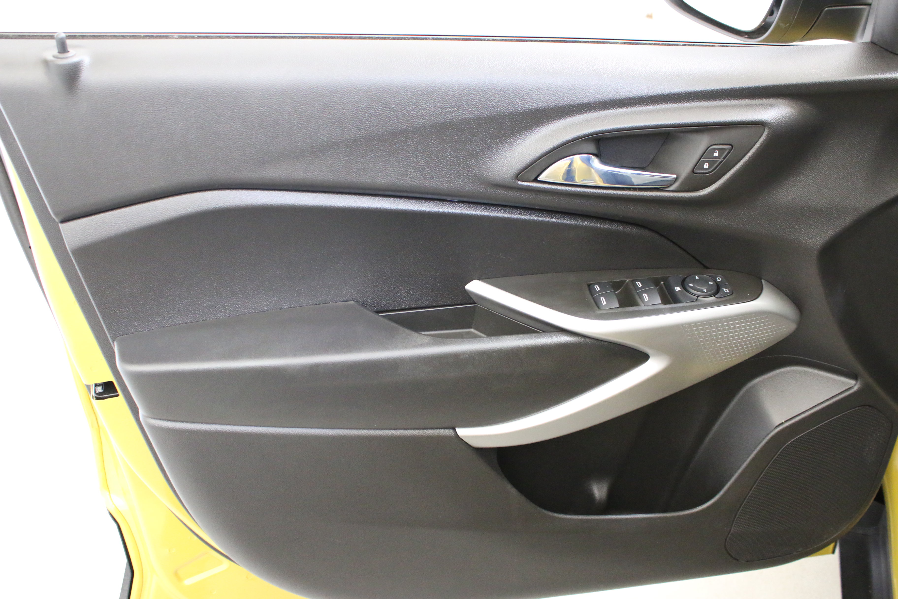 Certified 2024 Chevrolet Trax RS w/ Sunroof Package FWD image 21